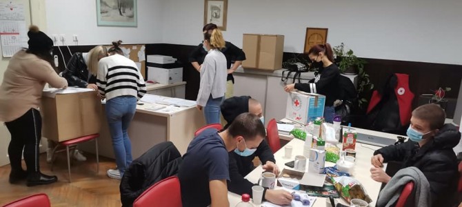 Mladi Crvenog križa Darda uključili su se u humanitarnu akciju: Pokloni čokoladu, pokloni osmijeh Mladi Crvenog križa Darda uključili su se u humanitarnu akciju: Pokloni čokoladu, pokloni osmijeh