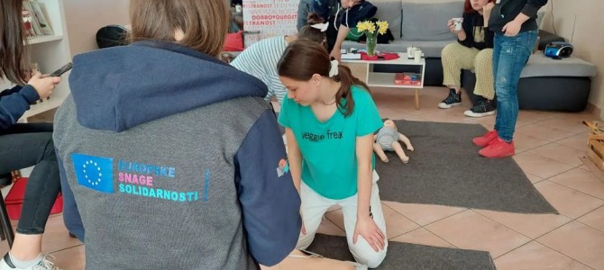 Suradnja mladih Crvenog križa Našice i Darda u sklopu projekata solidarnosti: Educiraj se, pokaži znanje! Suradnja mladih Crvenog križa Našice i Darda u sklopu projekata solidarnosti: Educiraj se, pokaži znanje!